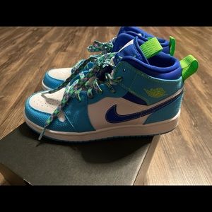 Nike Air Jordan 1 Mid SE Sprite Blue